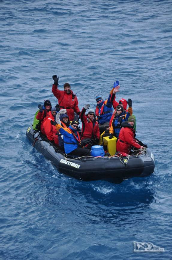 O zodiac dos guias retorna ao SEa Spirit em Salisbury Plain, na Geórgia do Sul. Primeiros a ir, últimos a voltar